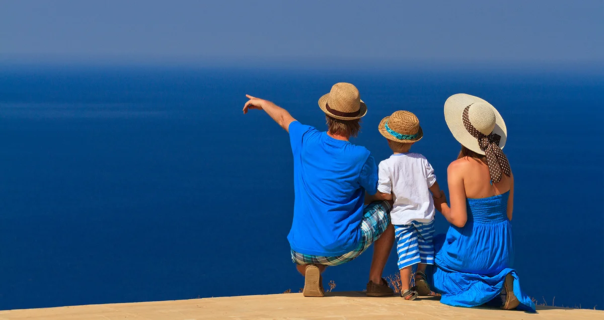 Familie genießt im Urlaub den Ausblick aufs Meer