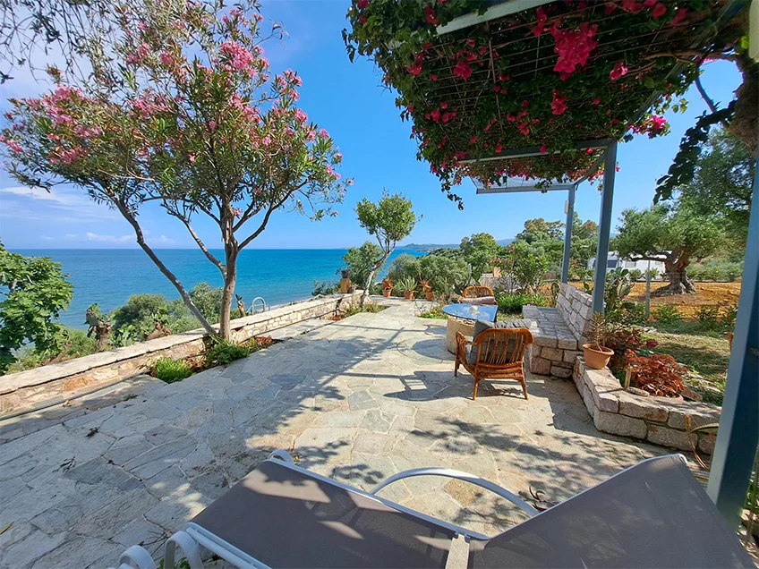 Balkon und Garten mit Meerblick in Griechenland