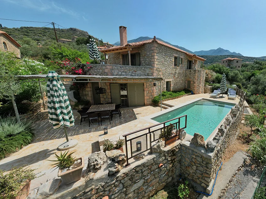 Villa mit Pool und Terrasse in Griechenland