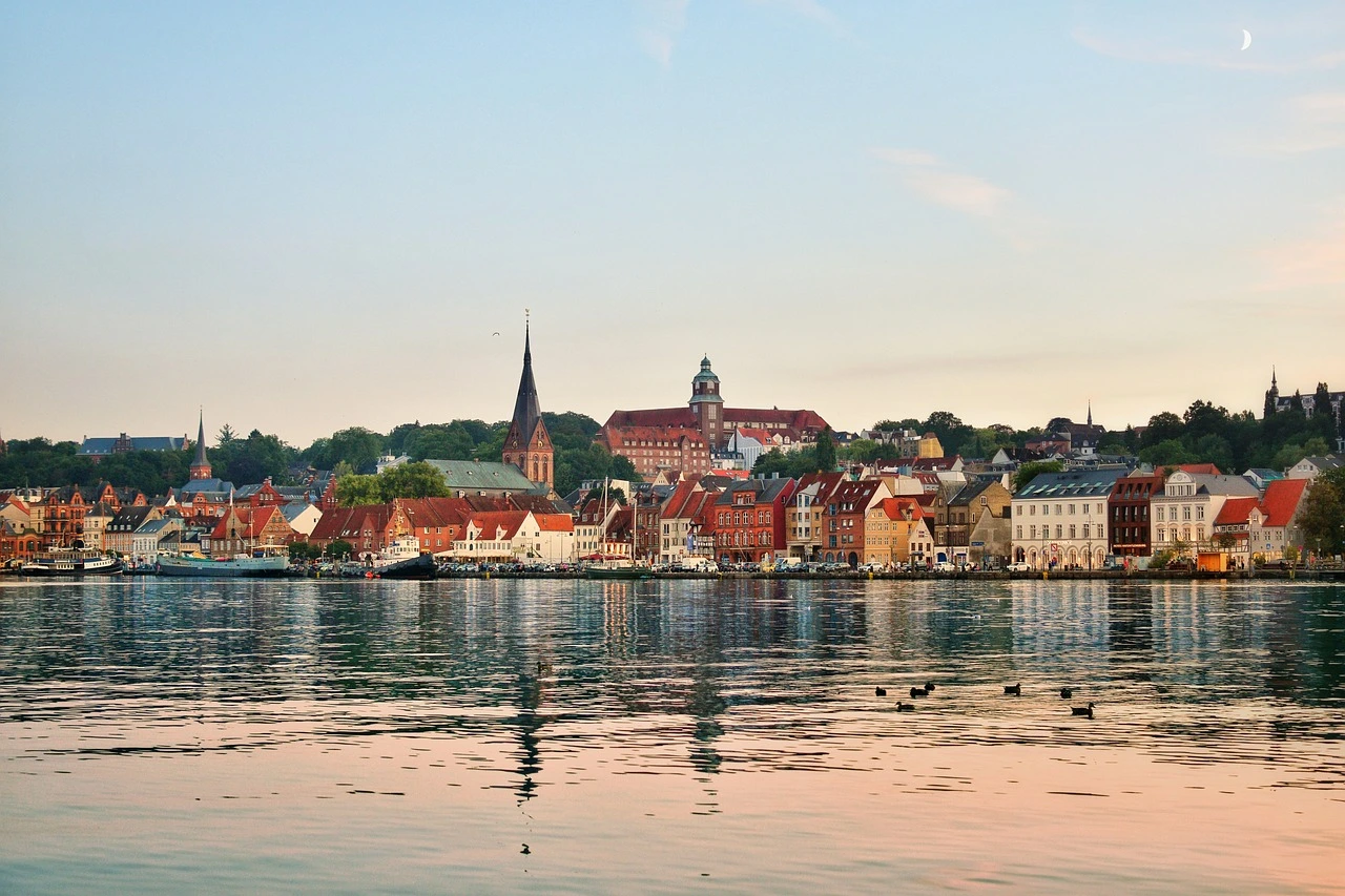 Wasser und im Hintergrund Flensburger Hafenpromenade