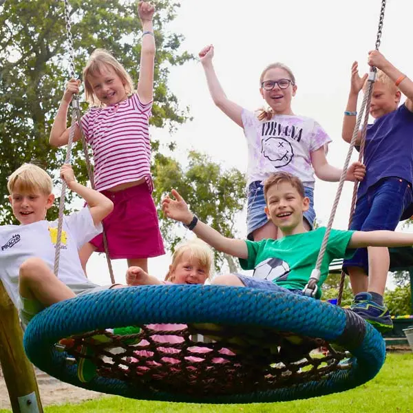 3 Mädchen spielen Fußball auf einer Wiese