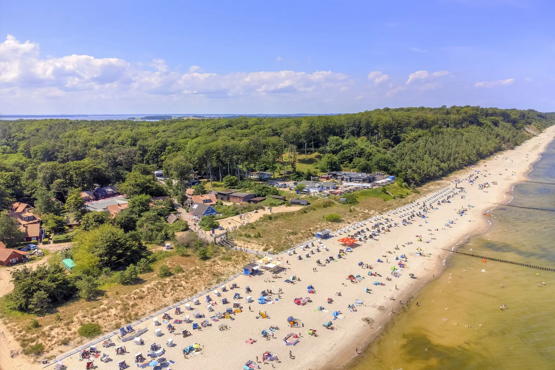 Ostseestrand in Ückeritz mit Ferienwohnungen Drohnenaufnahme