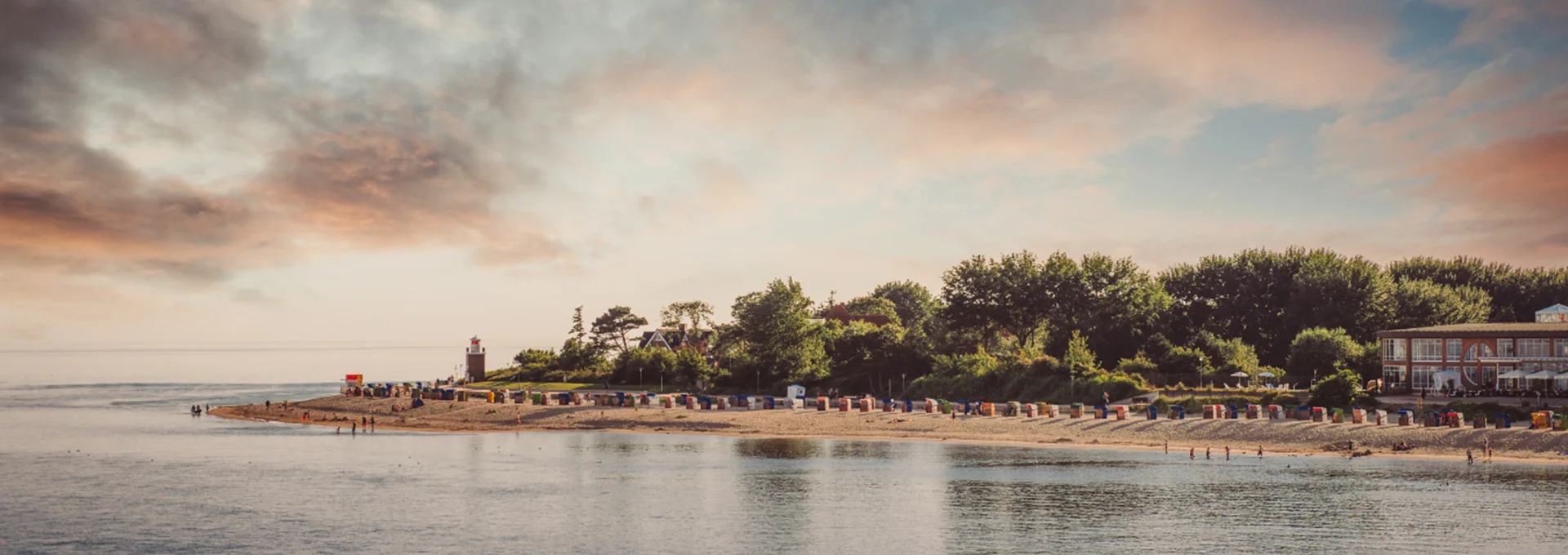 Strand und Sonnenuntergang