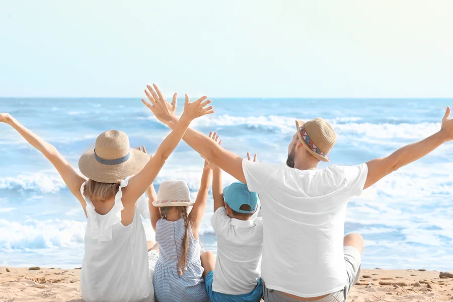 Familie geht im Park spazieren