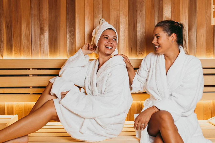 Frau entspannt sich in der Sauna