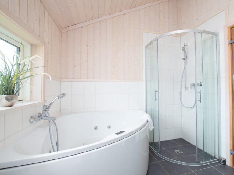 Wellness Badezimmer mit Whirlpool und sauna
