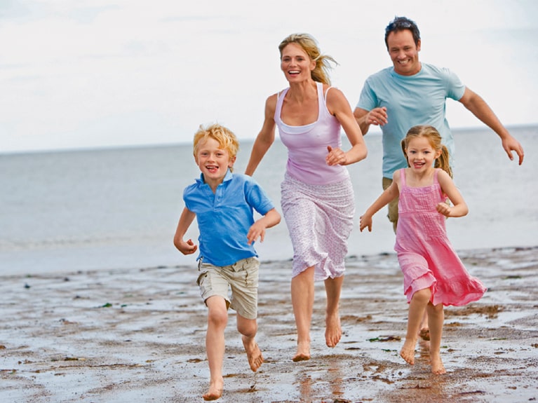 Familie läuft am Ostseestrand