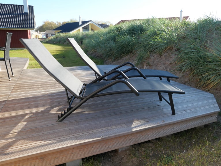 Liegestühle am Ferienhaus