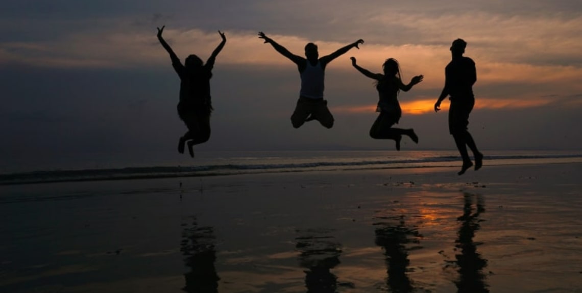 Springende Freunde am Ostseestrand