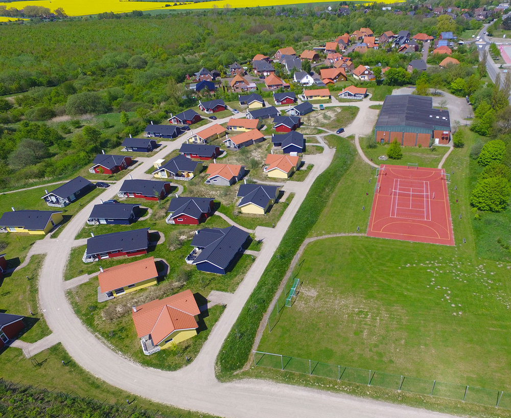 Holiday Vital Resort 1 von oben mit Sportplatz und Sporthalle