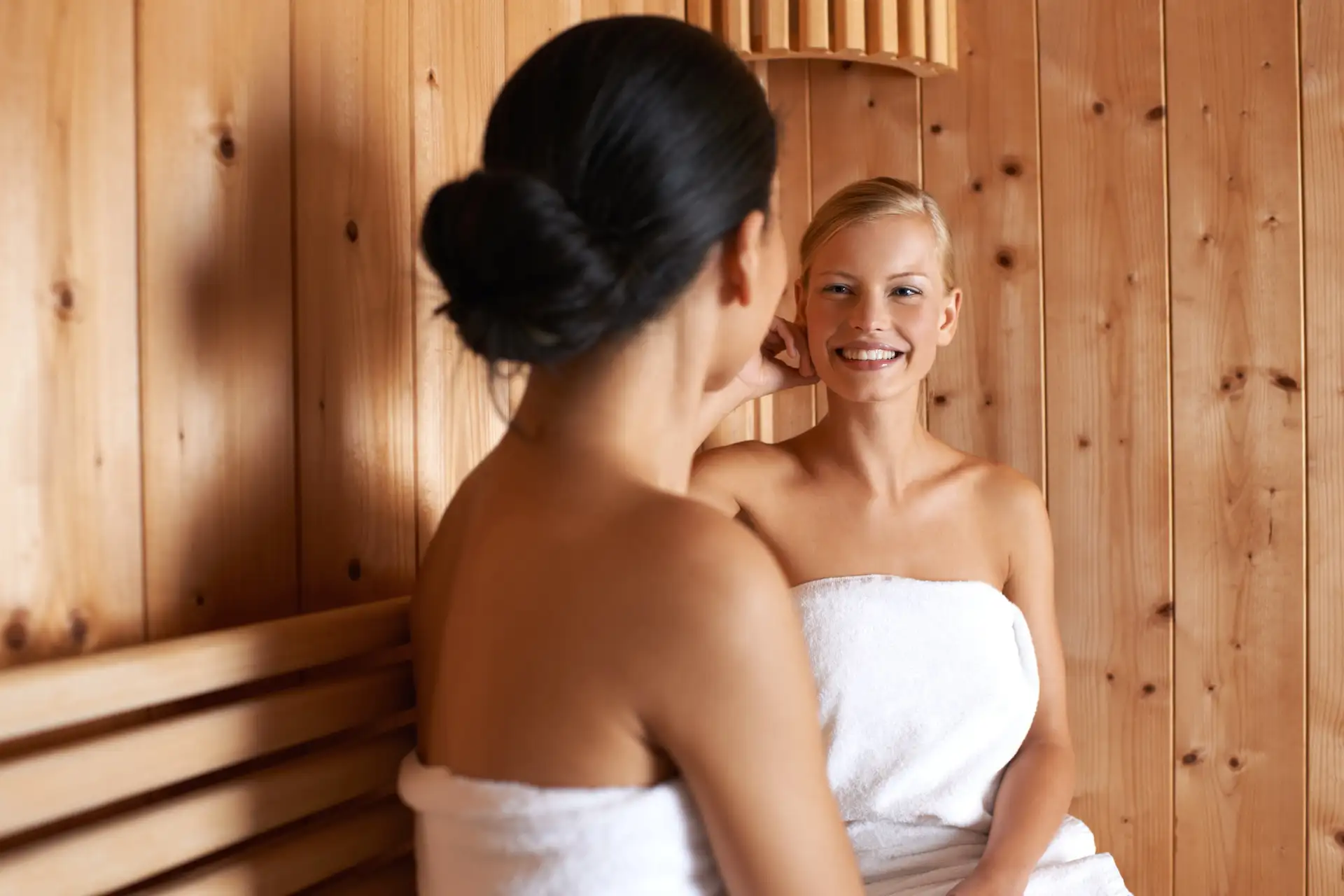 Frau entspannt sich in der Sauna