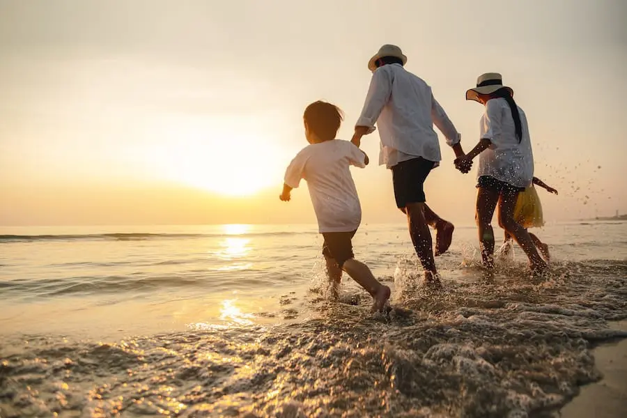 Familie verbringt den Urlaub am Meer