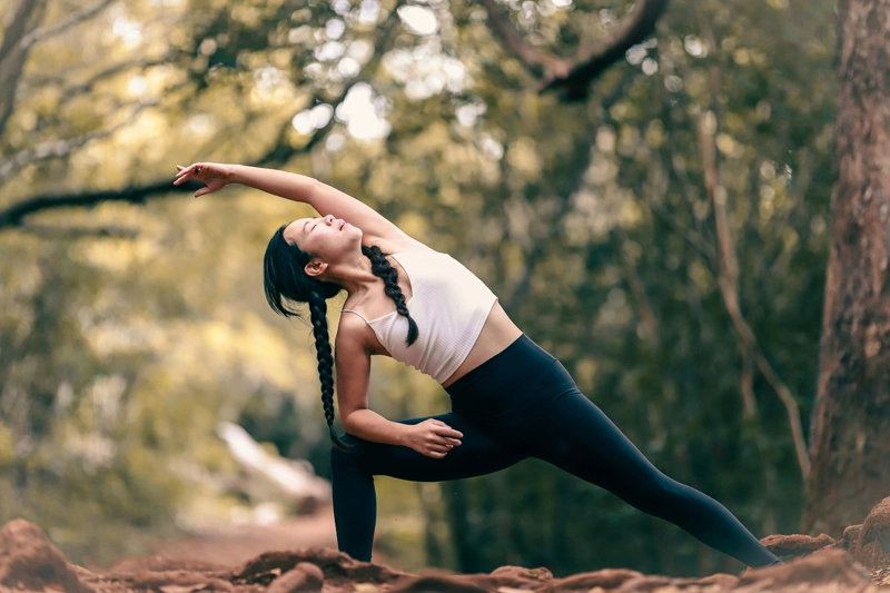 Frau macht Yoga im Wald