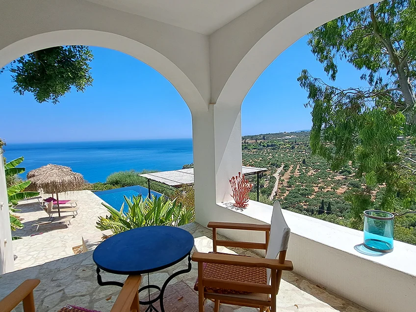 Villa with pool and seaview