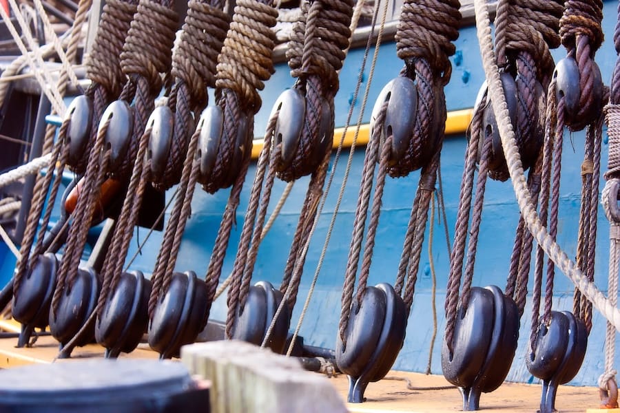 Nahaufnahmen Konstruktionen Seilen auf Schiff