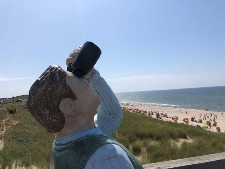Christel Lechner: Mann mit Fernglas auf Sylt