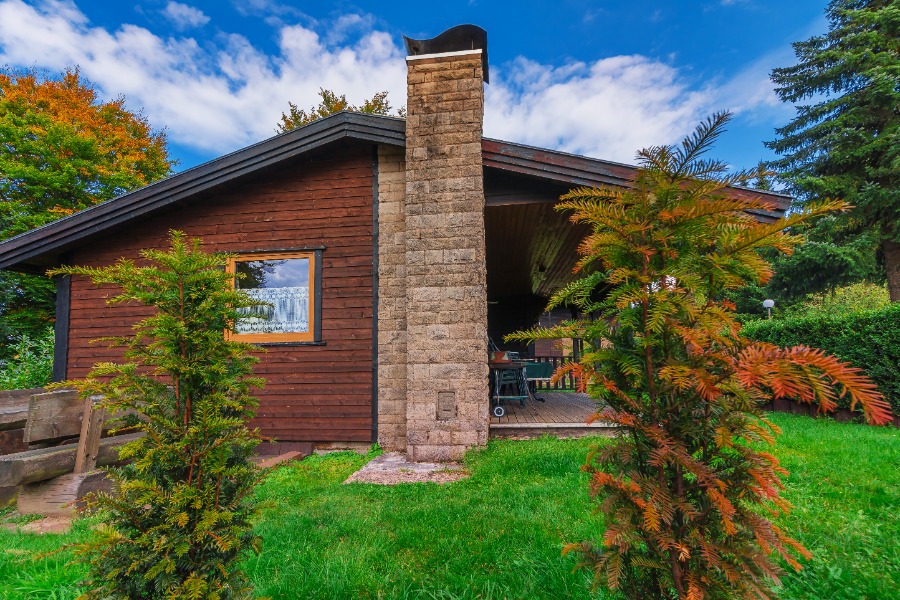 Frau entspannt sich in der Sauna