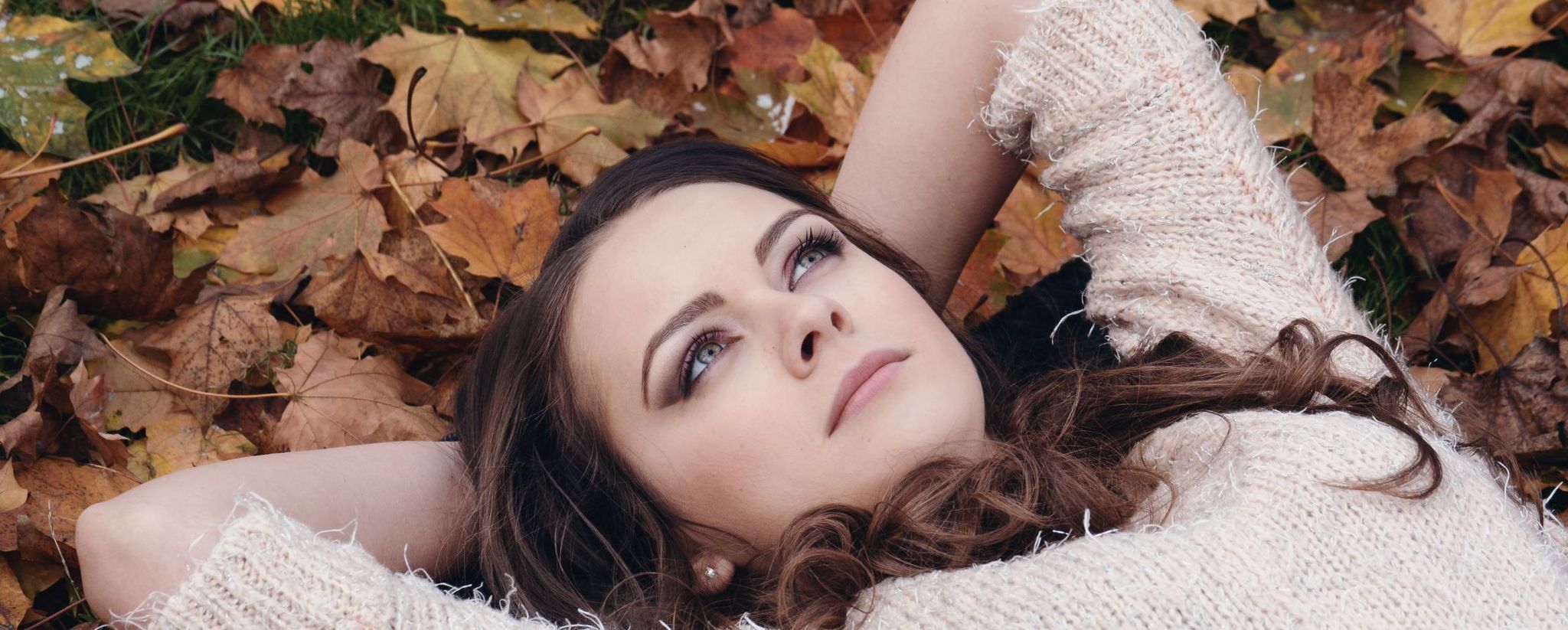 Frau im Laub