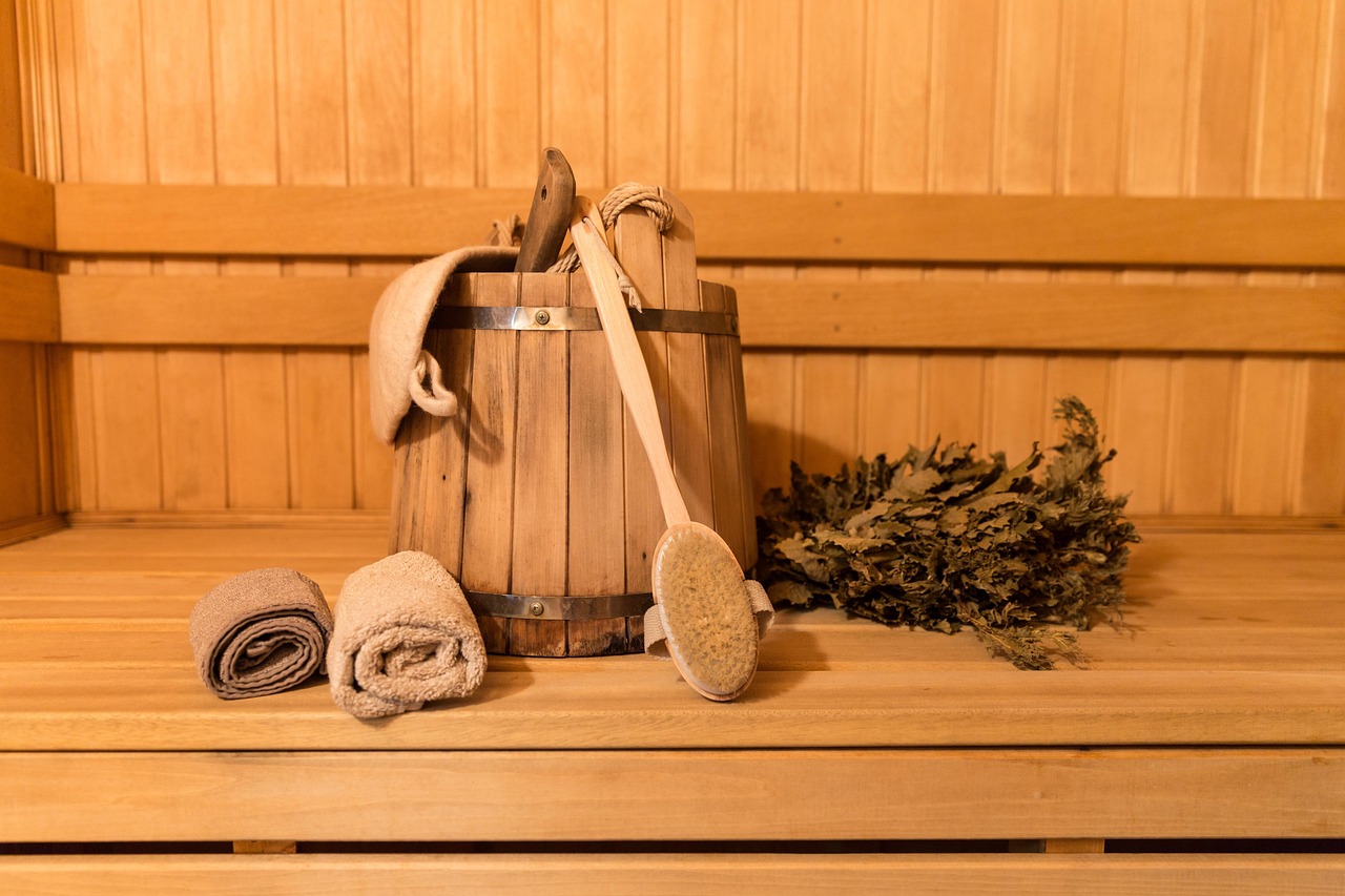 Frau entspannt sich in der Sauna