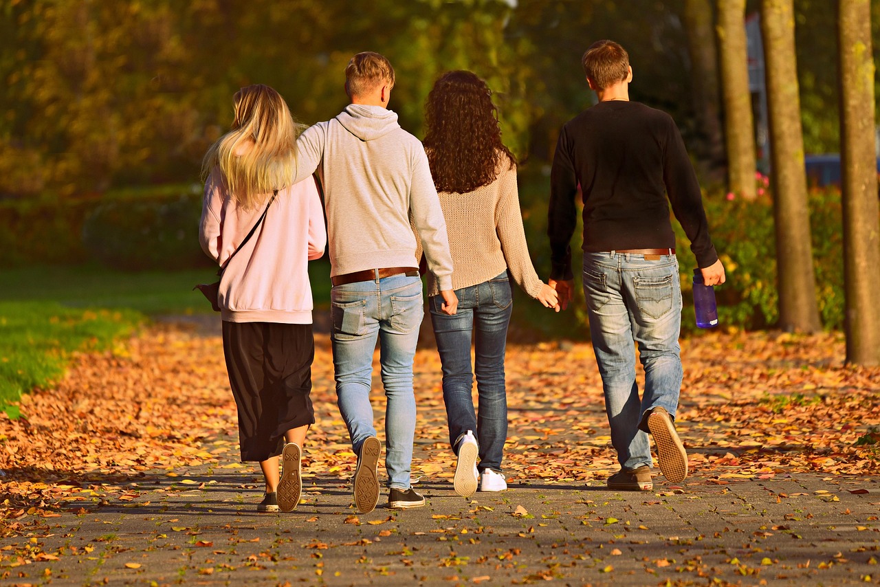 Familie geht im Park spazieren