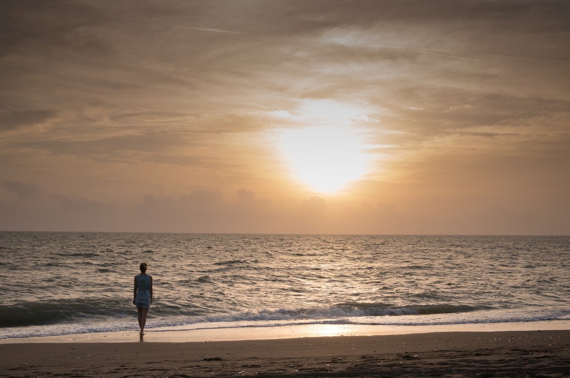 frau steht am strand