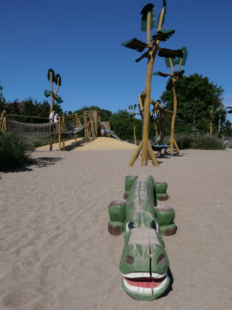 Krokodil auf Spielplatz