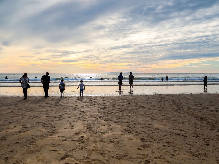 Menschen am Ostseestrand