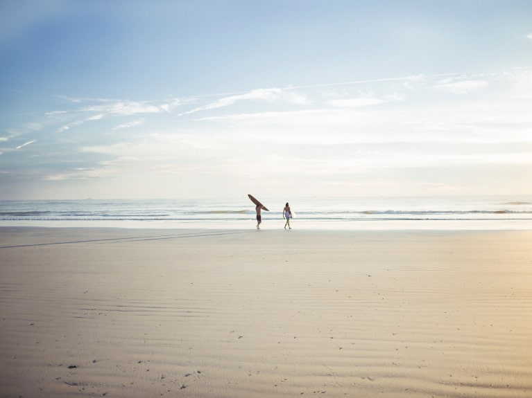 Zwei Menschen am Strand