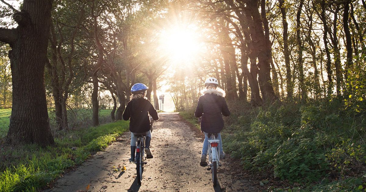Frau macht Yoga im Park