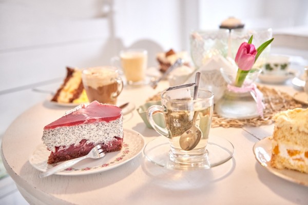 Tisch mit Tellern und Kuchen