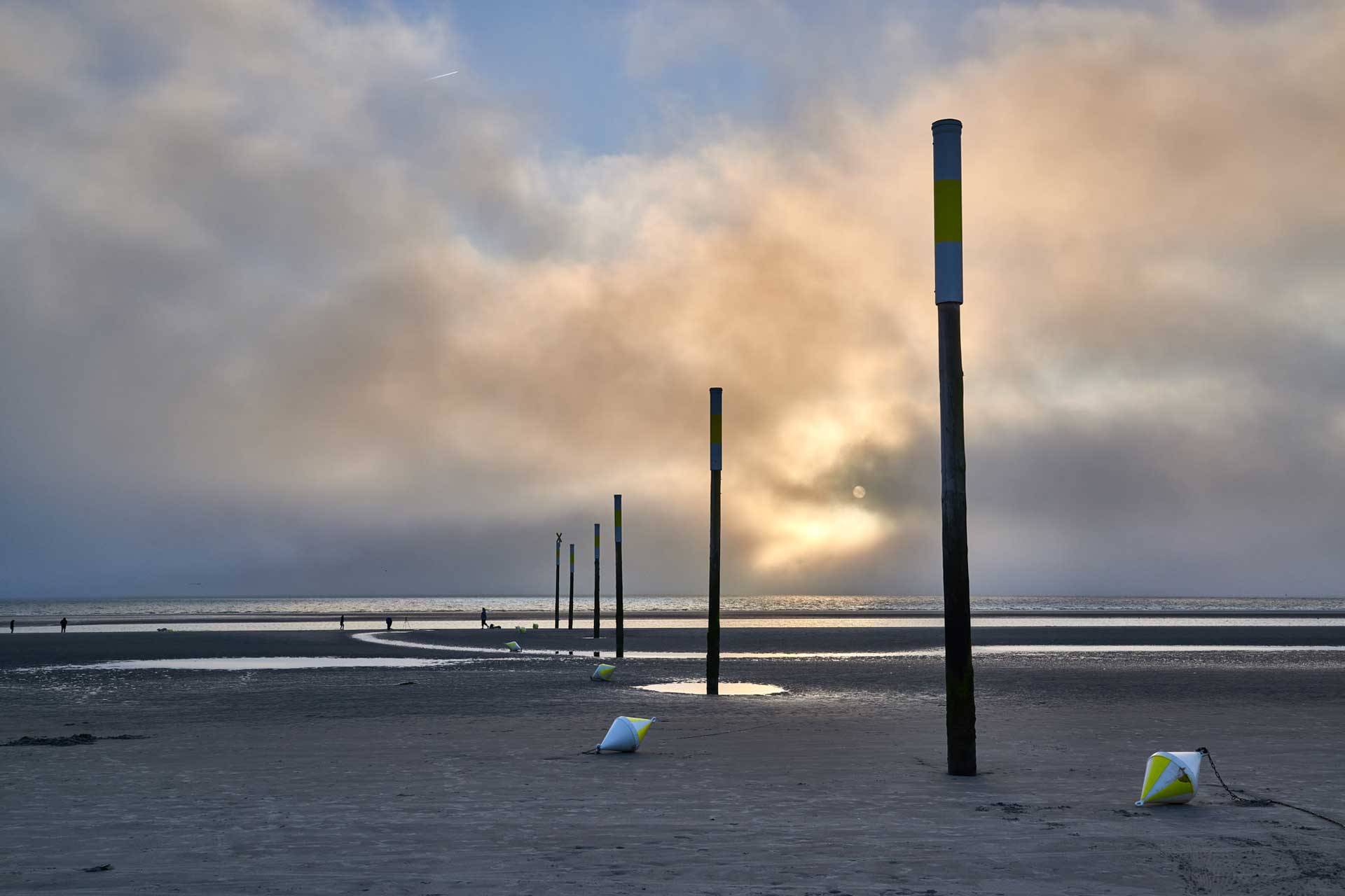 Strand mit leicht bewölktem Himmel
