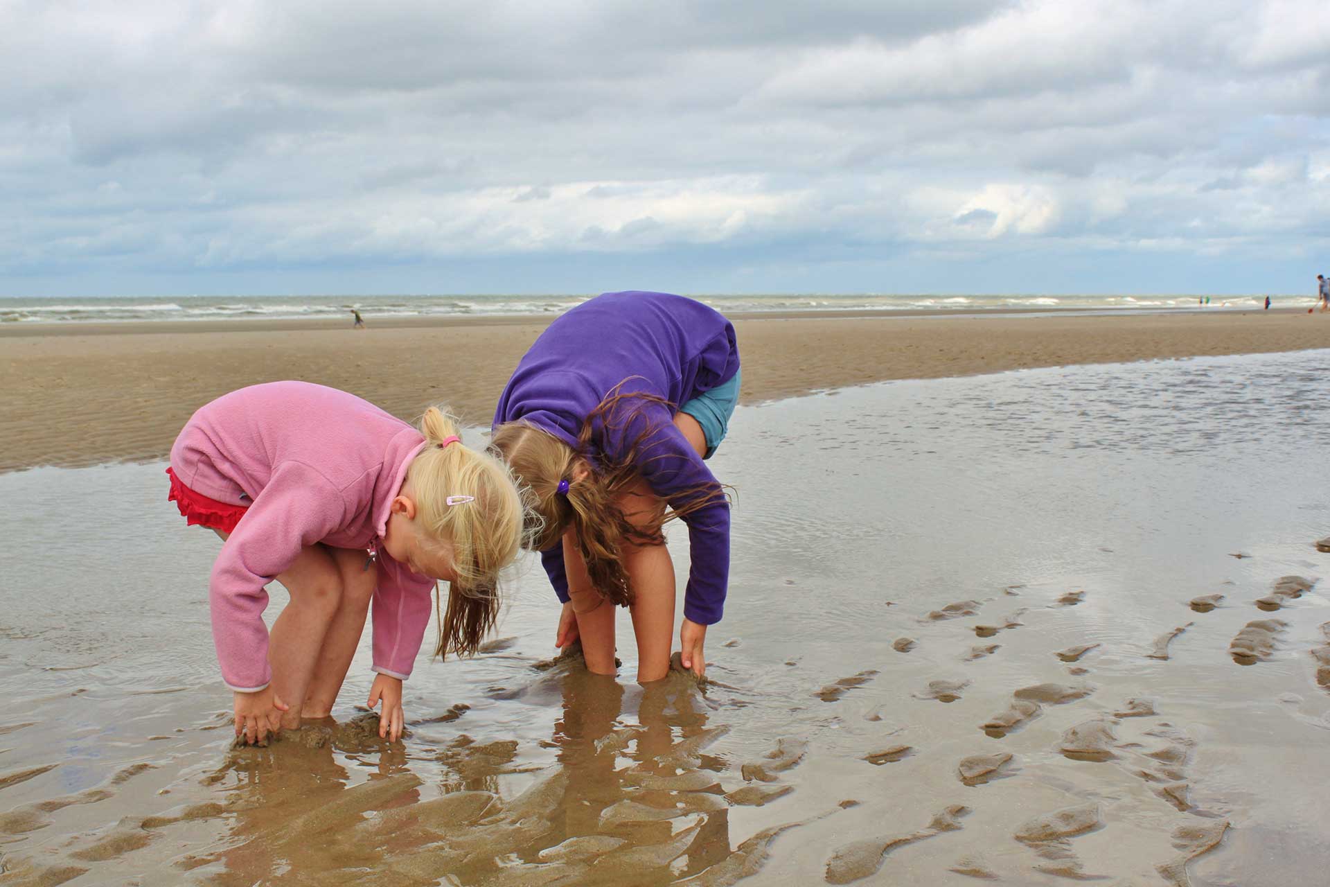 Spielende Kinder im Wattenmeer