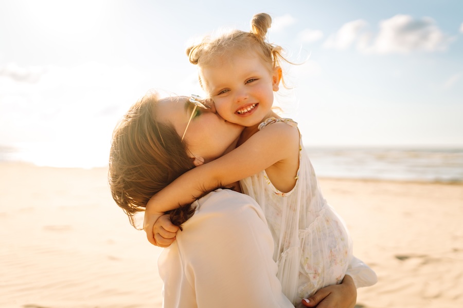 Kind auf Arm der Mutter
