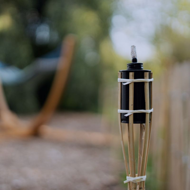 Gartenfackel neben dem Bubble Tent in der Dämmerung