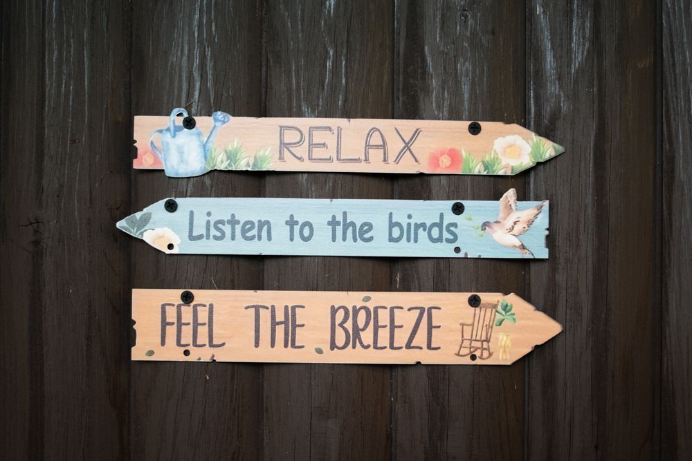 Handgemalte Holzschilder: Relax, Listen to the birds, Feel the breeze